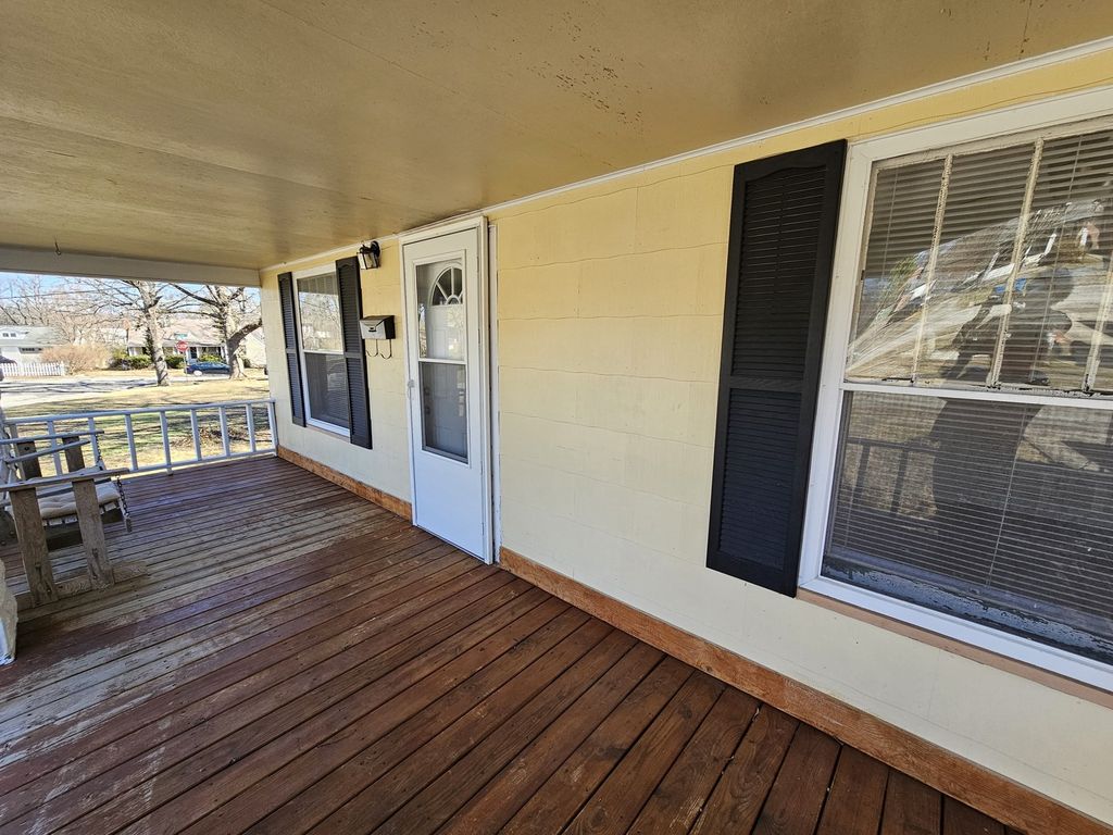 Image 4 of property listing at 1609 Isabella, Mt Vernon, IL 62864