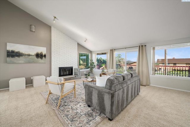 590 Mcdonald Dr, Pasco, WA 99301