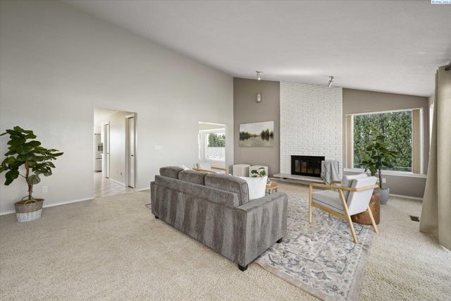 590 Mcdonald Dr, Pasco, WA 99301