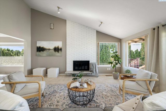 590 Mcdonald Dr, Pasco, WA 99301