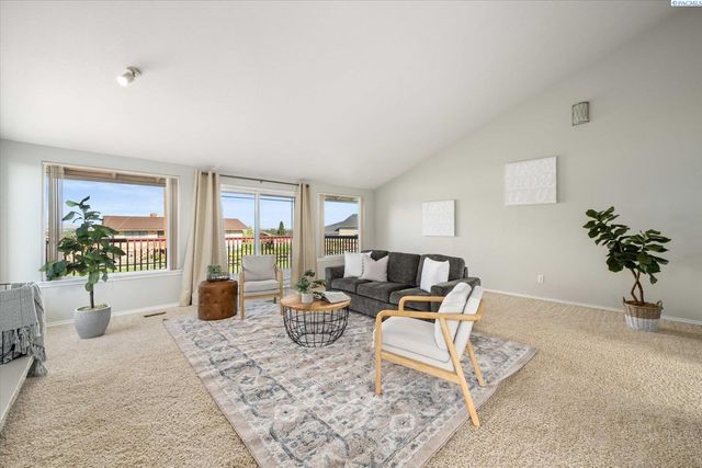 590 Mcdonald Dr, Pasco, WA 99301