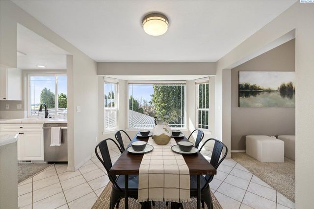 590 Mcdonald Dr, Pasco, WA 99301