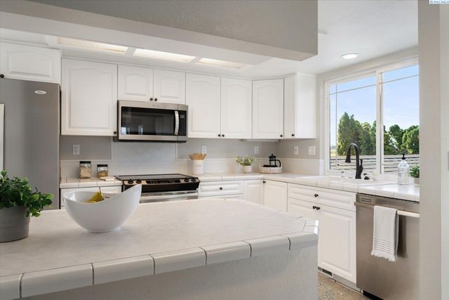 590 Mcdonald Dr, Pasco, WA 99301