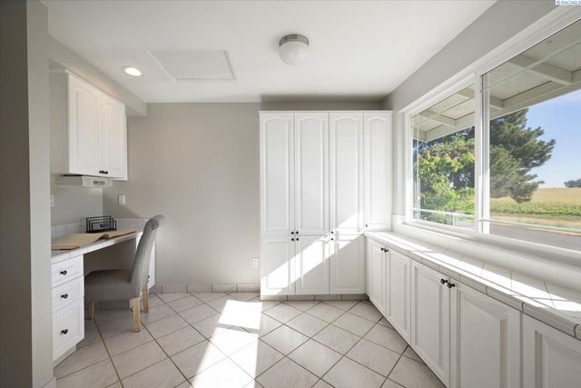 590 Mcdonald Dr, Pasco, WA 99301