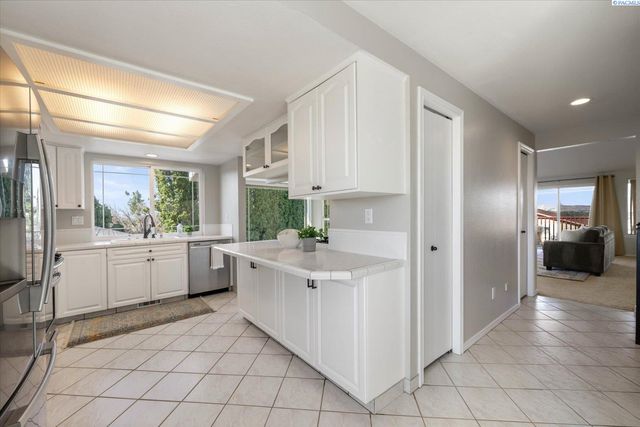 590 Mcdonald Dr, Pasco, WA 99301