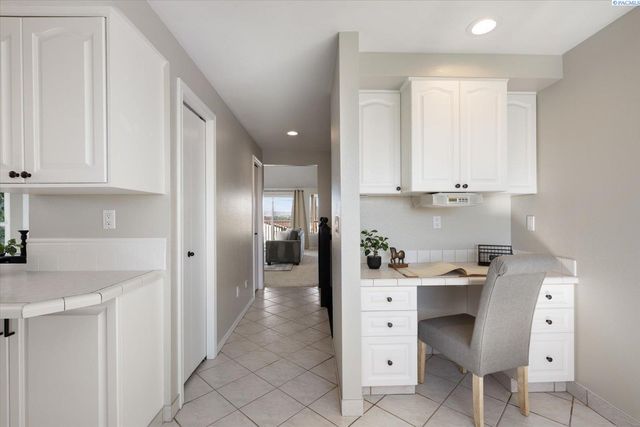 590 Mcdonald Dr, Pasco, WA 99301