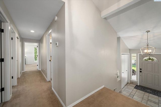 590 Mcdonald Dr, Pasco, WA 99301