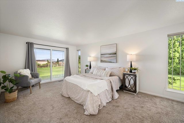 590 Mcdonald Dr, Pasco, WA 99301