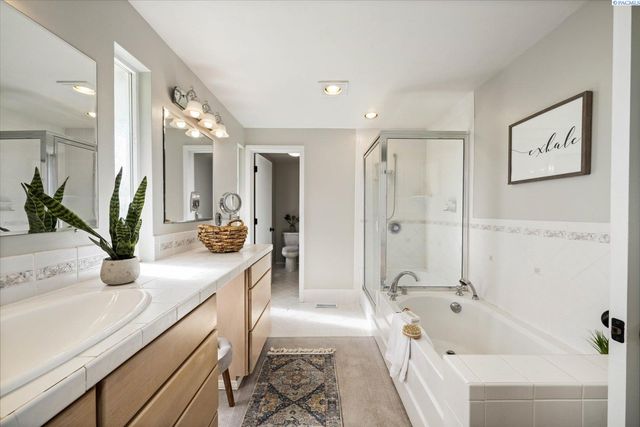 590 Mcdonald Dr, Pasco, WA 99301