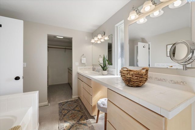 590 Mcdonald Dr, Pasco, WA 99301