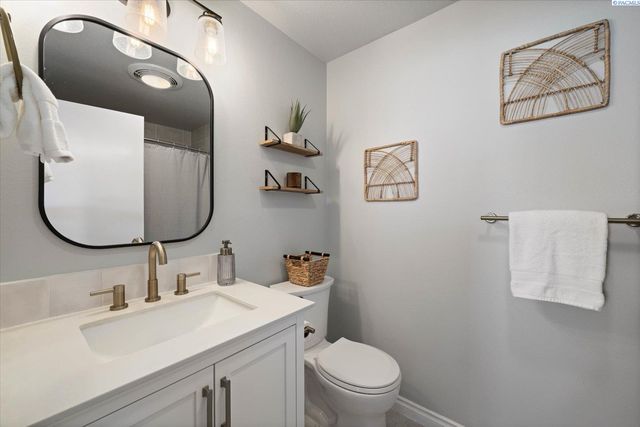 590 Mcdonald Dr, Pasco, WA 99301