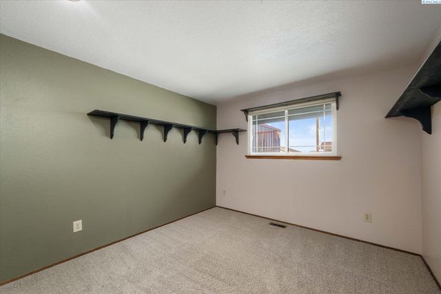 590 Mcdonald Dr, Pasco, WA 99301