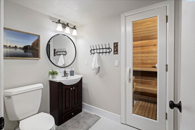 590 Mcdonald Dr, Pasco, WA 99301