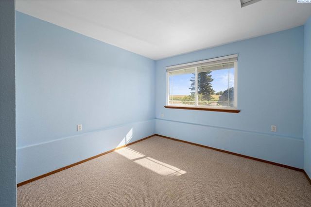 590 Mcdonald Dr, Pasco, WA 99301