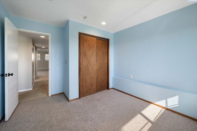 590 Mcdonald Dr, Pasco, WA 99301