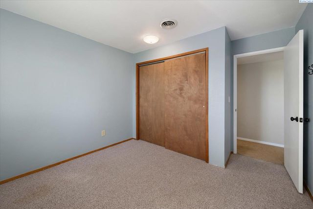 590 Mcdonald Dr, Pasco, WA 99301