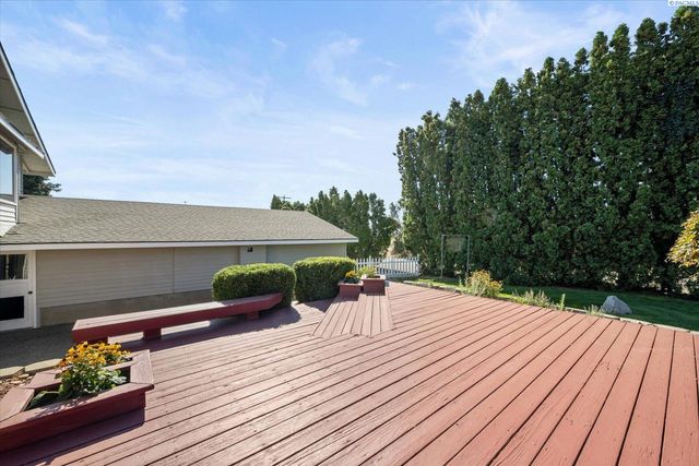 590 Mcdonald Dr, Pasco, WA 99301