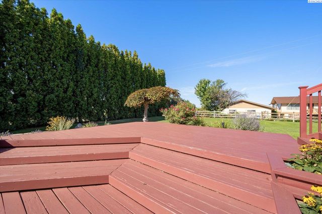 590 Mcdonald Dr, Pasco, WA 99301