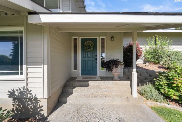 590 Mcdonald Dr, Pasco, WA 99301