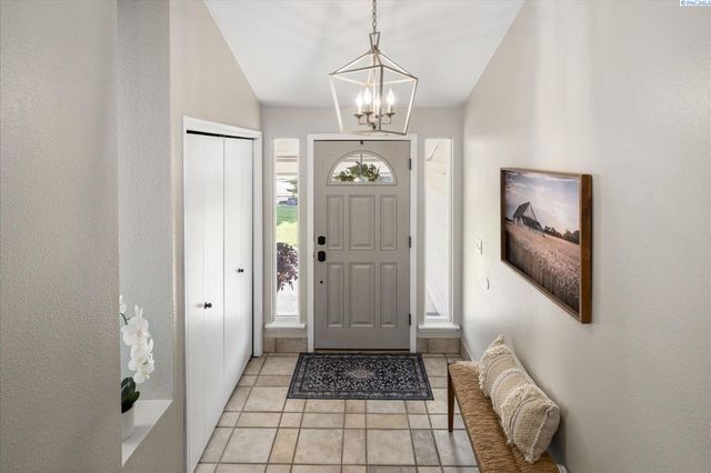 590 Mcdonald Dr, Pasco, WA 99301