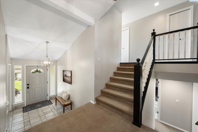 590 Mcdonald Dr, Pasco, WA 99301