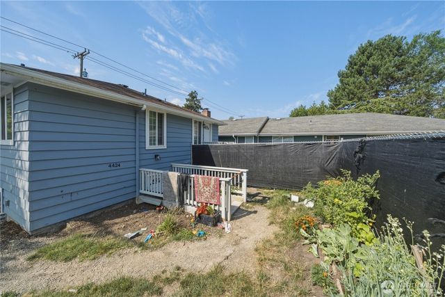 4424 S Holly Street, Seattle, WA 98118
