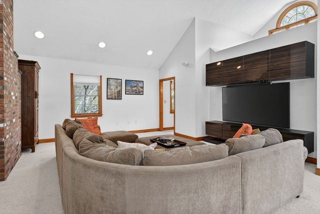 15 Bullard St, Holliston, MA 01746