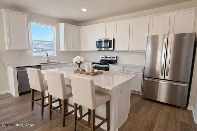 16901 Aiken Cir, Louisville, KY 40245