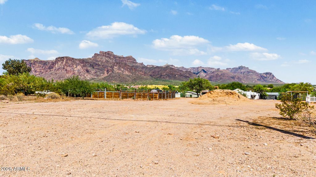 319 S MULESHOE Road 016D, Apache Junction, AZ 85119 — exterior