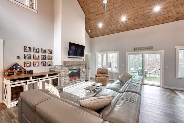 123 Lake Top Lane, Ellijay, GA 30540