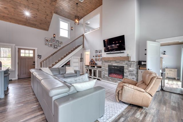 123 Lake Top Lane, Ellijay, GA 30540