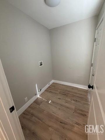 2804 Elmwood Avenue, Bakersfield, CA 93305