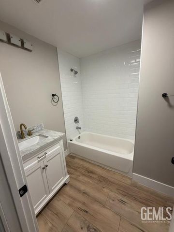 2804 Elmwood Avenue, Bakersfield, CA 93305