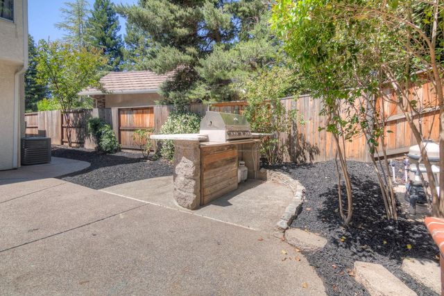 402 Braemar Ct, Roseville, CA 95661