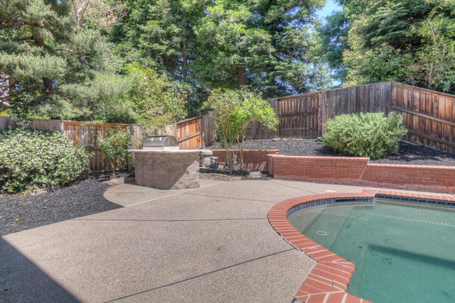 402 Braemar Ct, Roseville, CA 95661