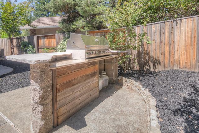 402 Braemar Ct, Roseville, CA 95661