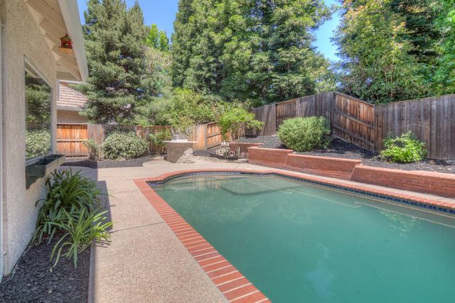 402 Braemar Ct, Roseville, CA 95661