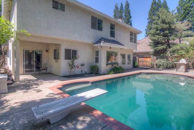 402 Braemar Ct, Roseville, CA 95661