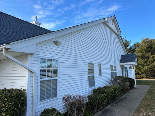 47 Summerfield Lane N, Riverhead, NY 11901