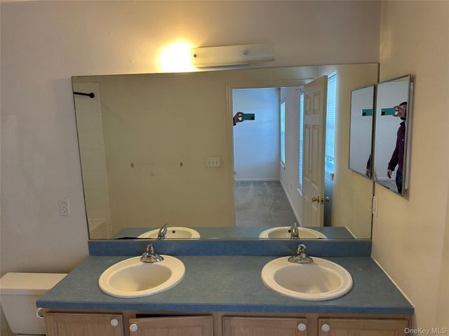 47 Summerfield Lane N, Riverhead, NY 11901