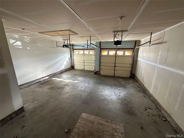 47 Summerfield Lane N, Riverhead, NY 11901