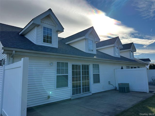 47 Summerfield Lane N, Riverhead, NY 11901