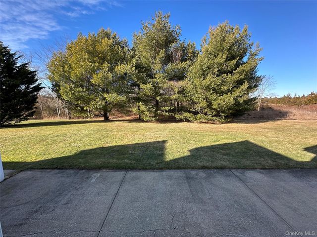 47 Summerfield Lane N, Riverhead, NY 11901