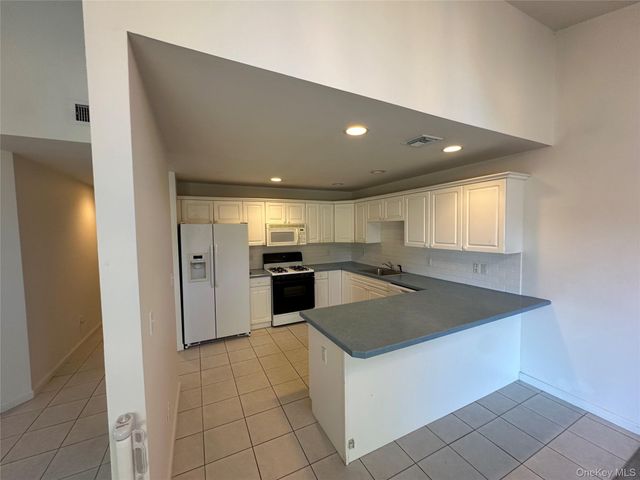 47 Summerfield Lane N, Riverhead, NY 11901