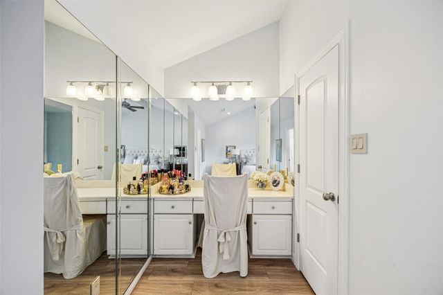 1223 Fountain View Drive 124, Houston, TX 77057