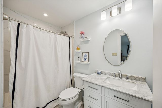 1223 Fountain View Drive 124, Houston, TX 77057