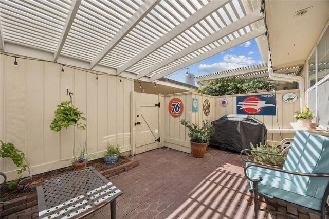 1223 Fountain View Drive 124, Houston, TX 77057