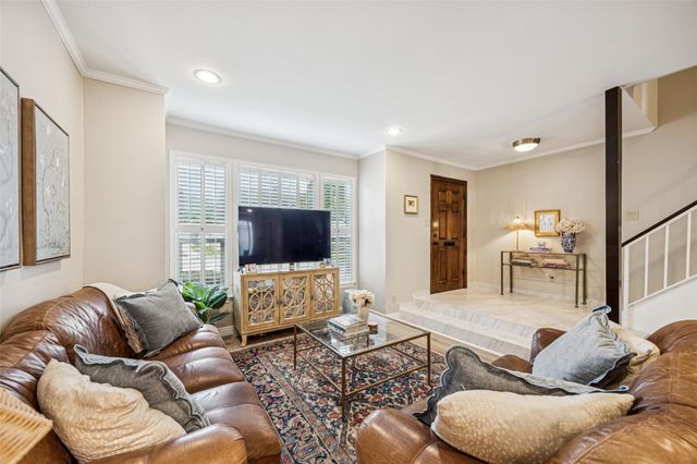 1223 Fountain View Drive 124, Houston, TX 77057