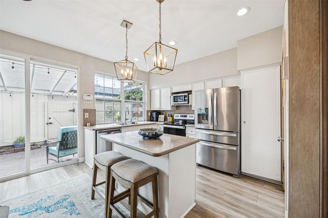 1223 Fountain View Drive 124, Houston, TX 77057