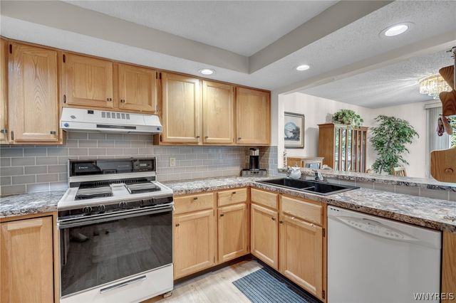 136 Northwood Drive, Lancaster, NY 14043